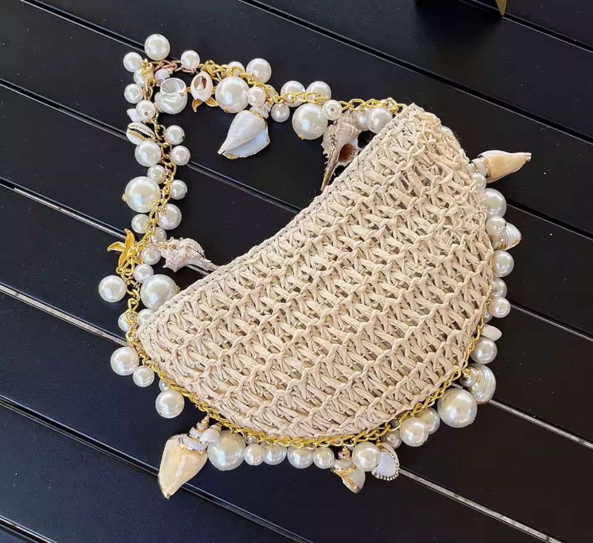 Geflochtene Perlen-Tasche mit Muscheldetails