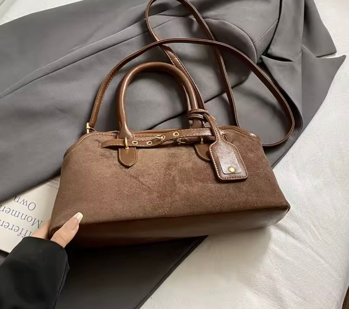 Wildleder Handtasche mit Gold-Details