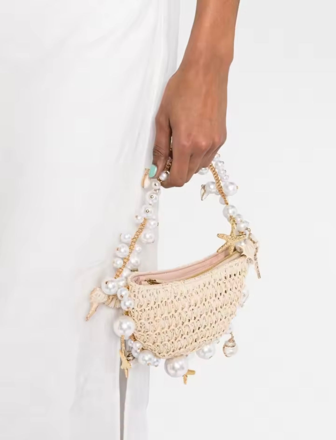 Geflochtene Perlen-Tasche mit Muscheldetails